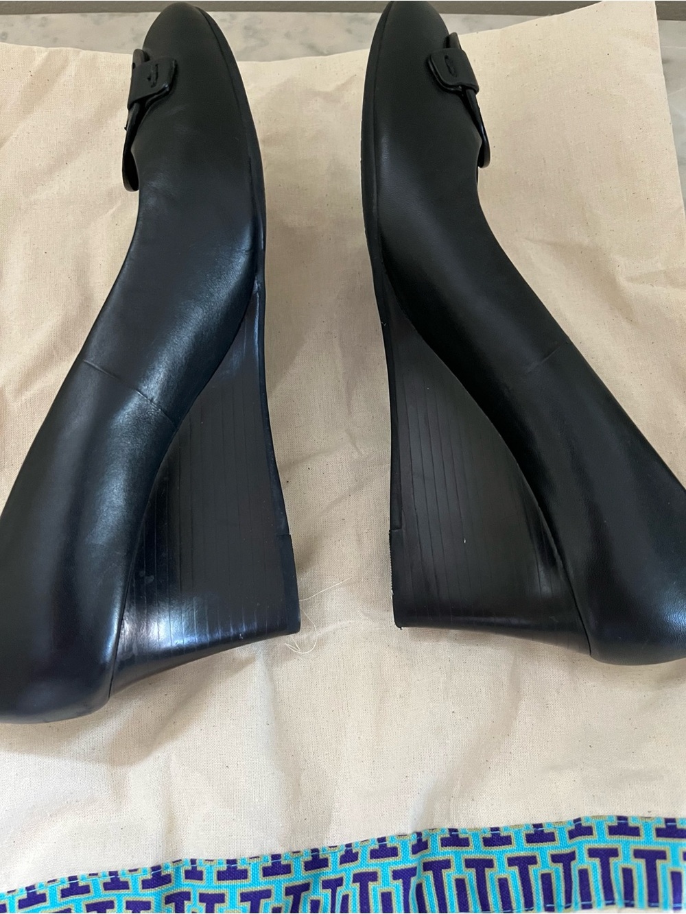 Tory Burch Women's Logo Black Leather Wedge, Size 7M - Picture 4 of 7